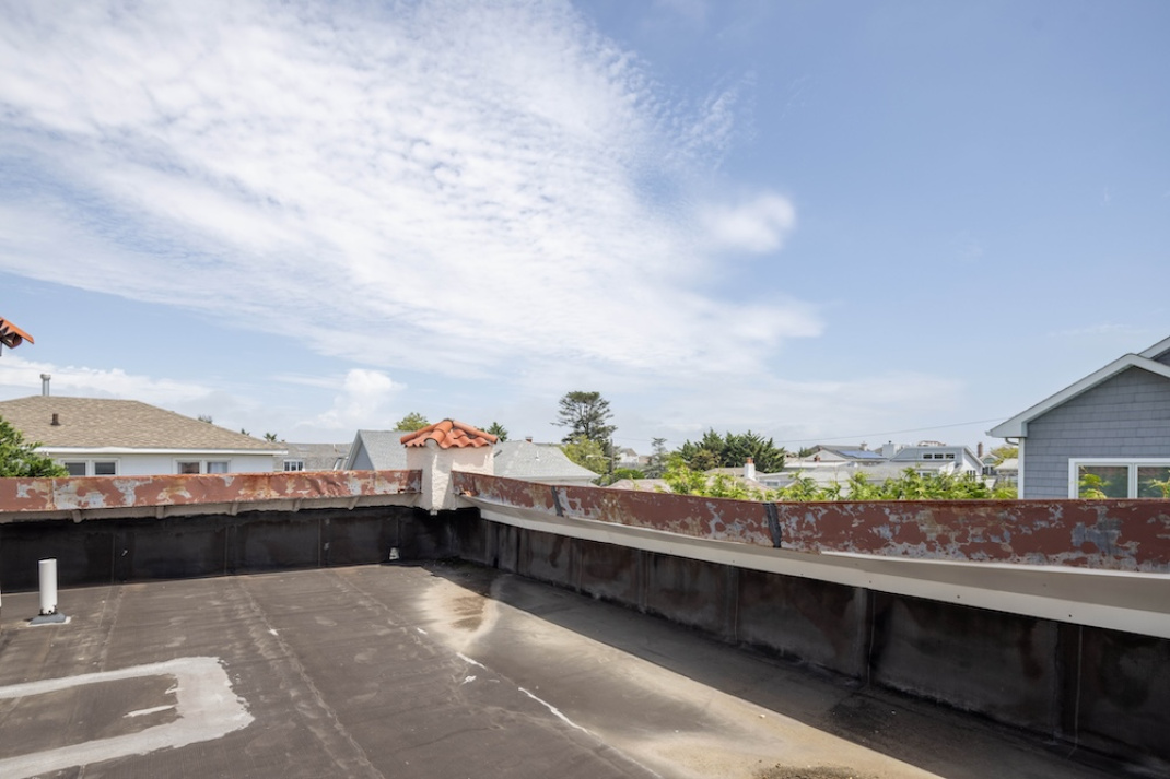 118 Glenwood Avenue, Point Lookout, New York 11561, 3 Bedrooms Bedrooms, 13 Rooms Rooms,3 BathroomsBathrooms,Residential,For Sale,Glenwood Avenue,889131