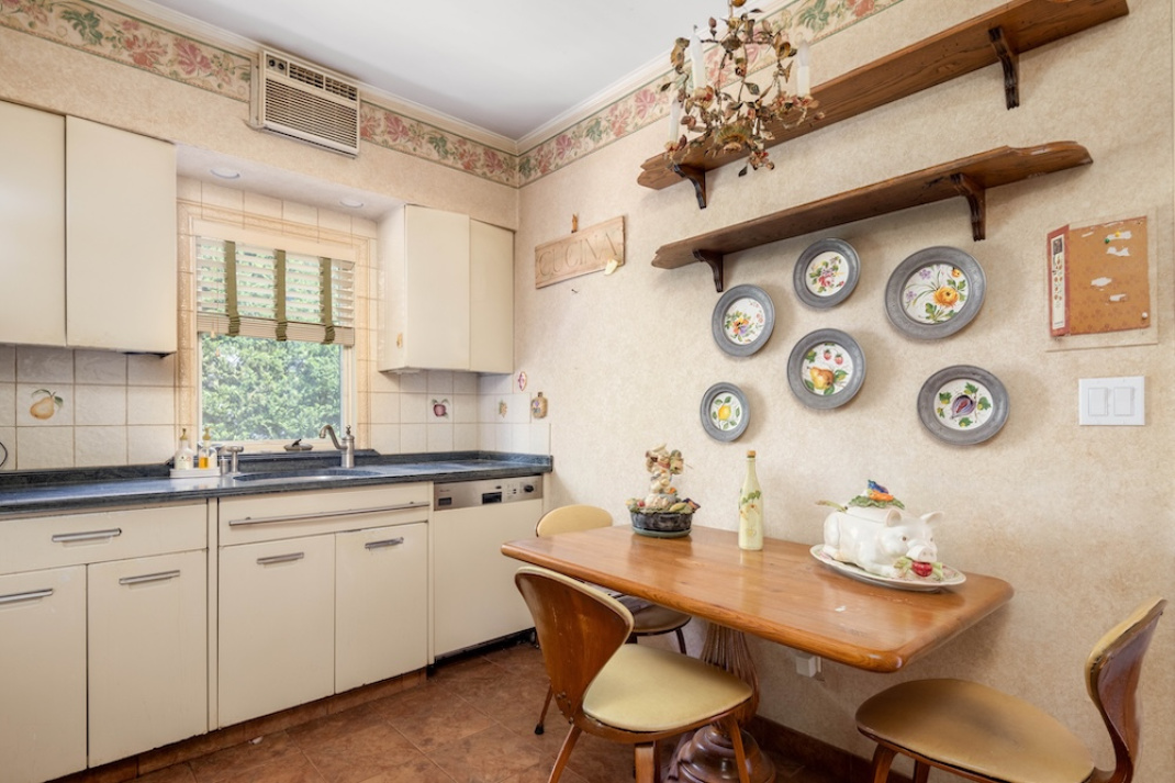 118 Glenwood Avenue, Point Lookout, New York 11561, 3 Bedrooms Bedrooms, 13 Rooms Rooms,3 BathroomsBathrooms,Residential,For Sale,Glenwood Avenue,889131