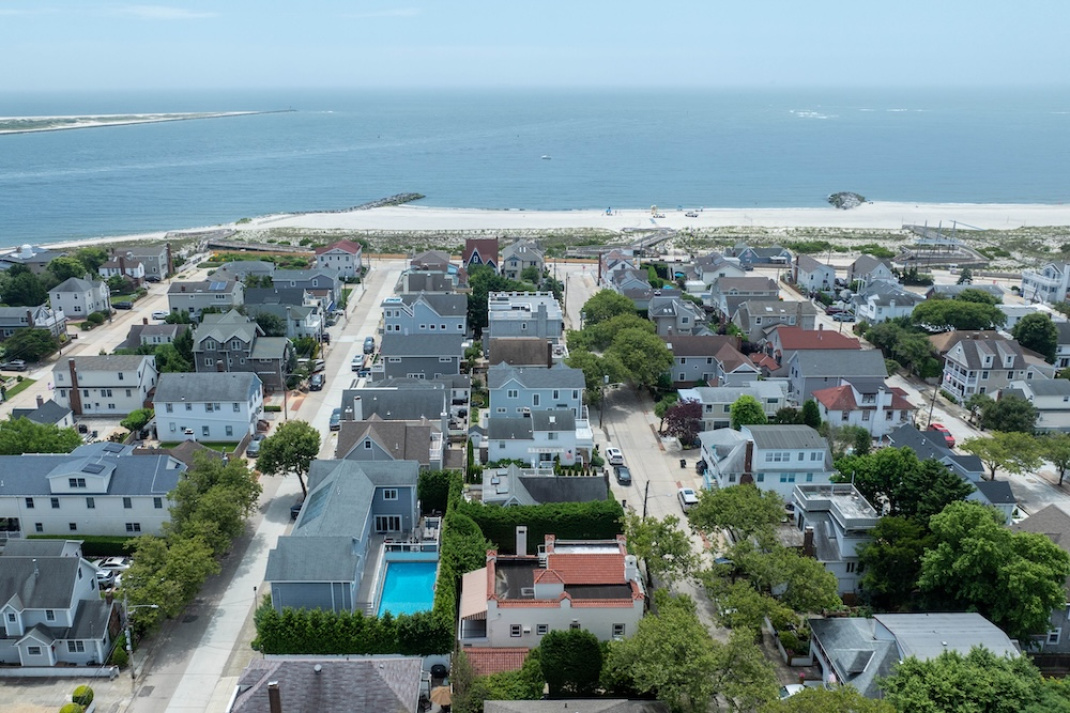 118 Glenwood Avenue, Point Lookout, New York 11561, 3 Bedrooms Bedrooms, 13 Rooms Rooms,3 BathroomsBathrooms,Residential,For Sale,Glenwood Avenue,889131